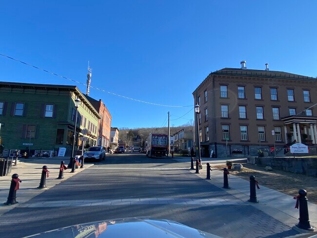 Building Photo - 54 Bridge St