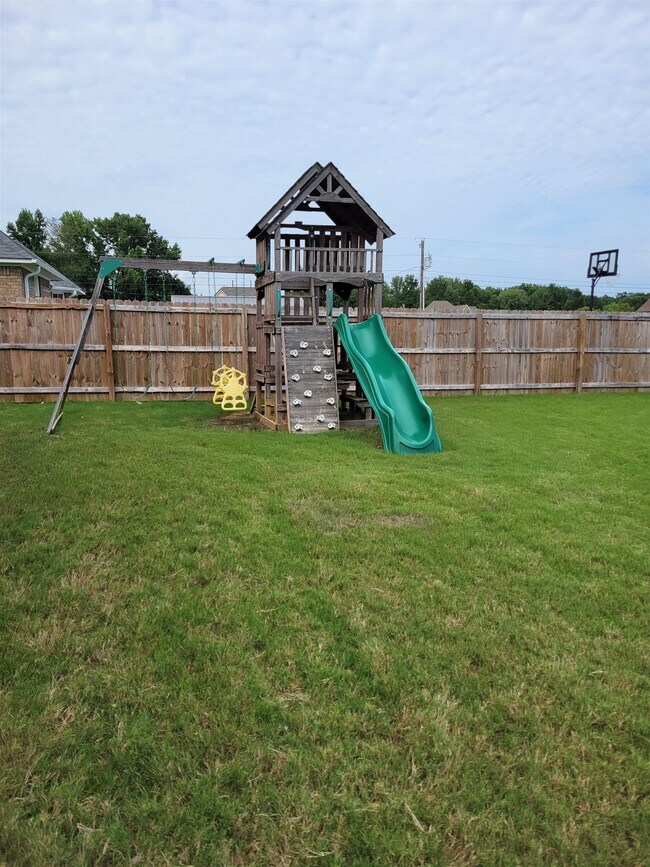 Building Photo - 37 Christmas Dr