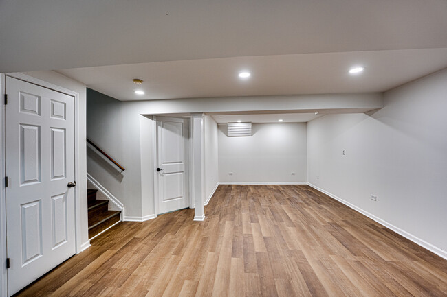 Building Photo - 1633 Hilton Head Dr