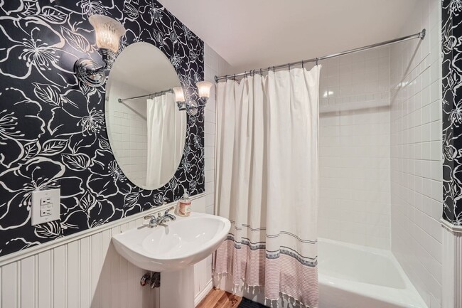 Building Photo - Gorgeous Cherry Creek Townhome - 2 bed 2 bath with 1 car garage