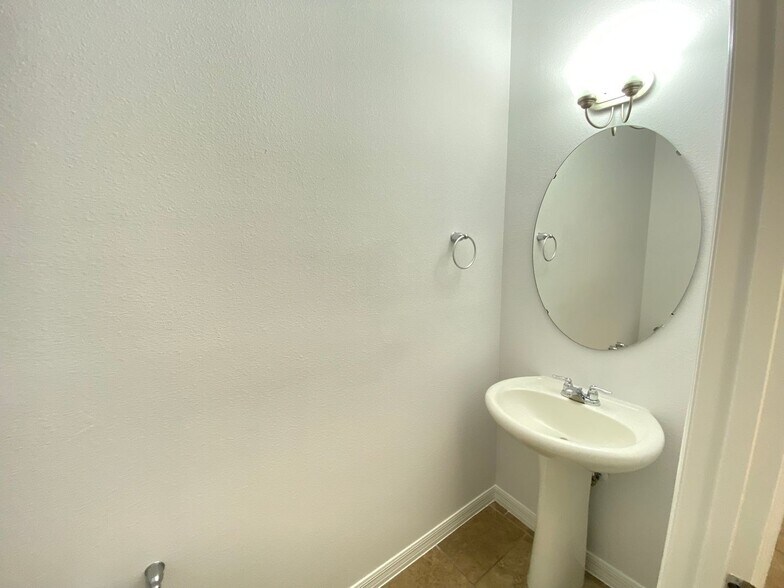 Building Photo - 3 Bedroom / 2.5 Bath / 2 Car Garage Townho...