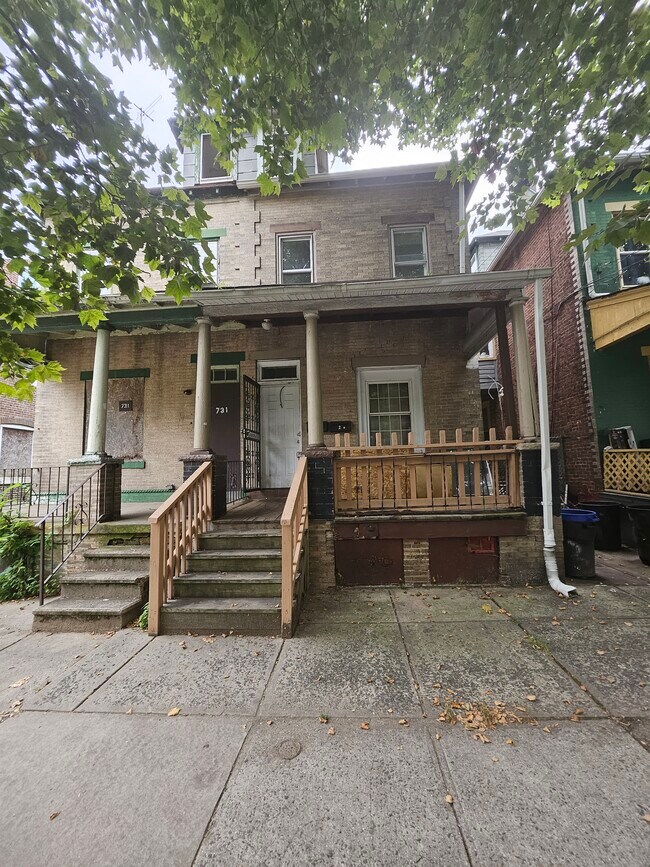 Primary Photo - 733 Stuyvesant Ave