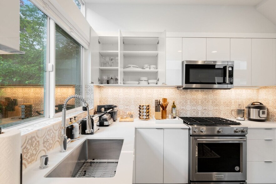 Building Photo - 620D 10th Ave E