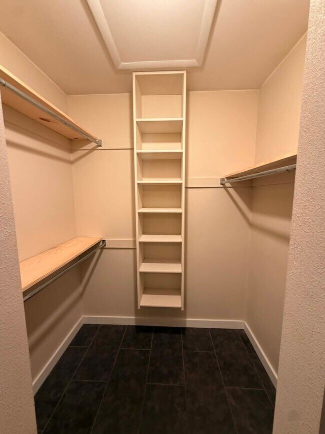 Building Photo - COMING SOON: COMFORT MEETS STYLE IN THIS SPACIOUS BEAUTIFUL 3 BEDROOM / 2 BATHROOM WITH XTRA ROOM...