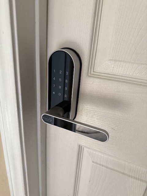 Building Photo - Room in Apartment on Starcrest Dr