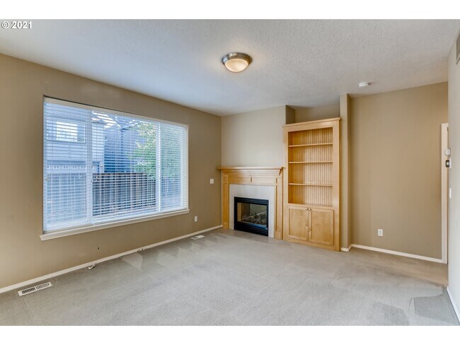 Building Photo - 5683 NE Daventry St