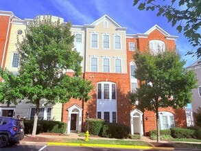 Building Photo - POTOMAC CLUB - TOWNHOUSE CONDO