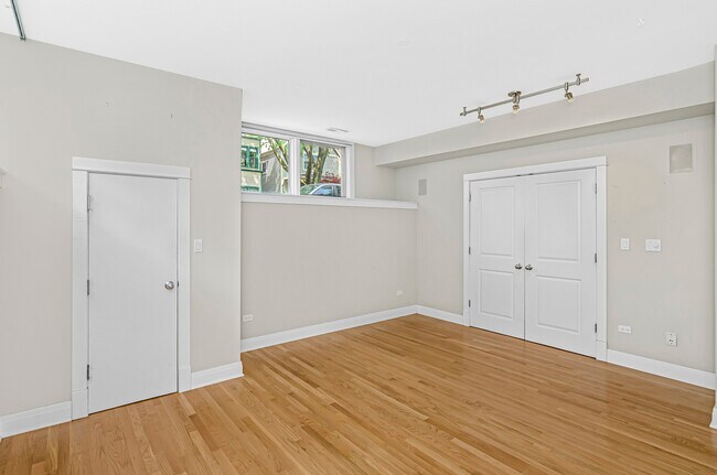 Building Photo - 1459 W Melrose St