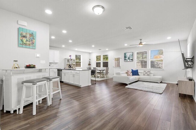 Building Photo - 3201 E College Park Dr