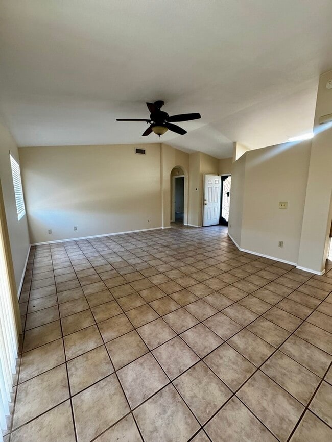 Building Photo - House For Rent