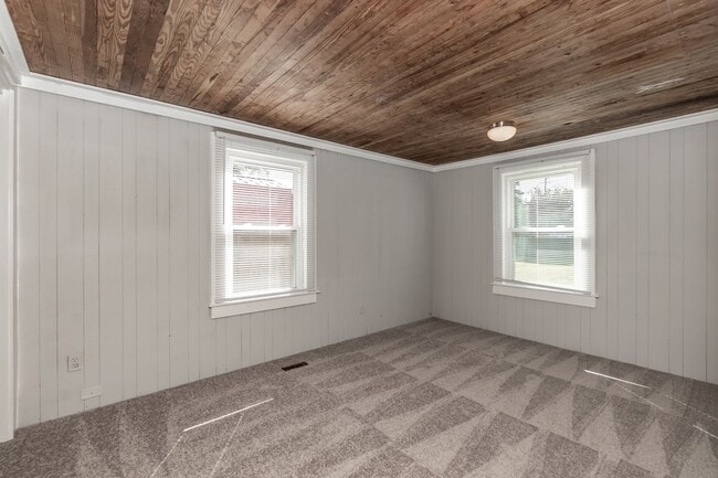 Building Photo - Two Bedroom Home!
