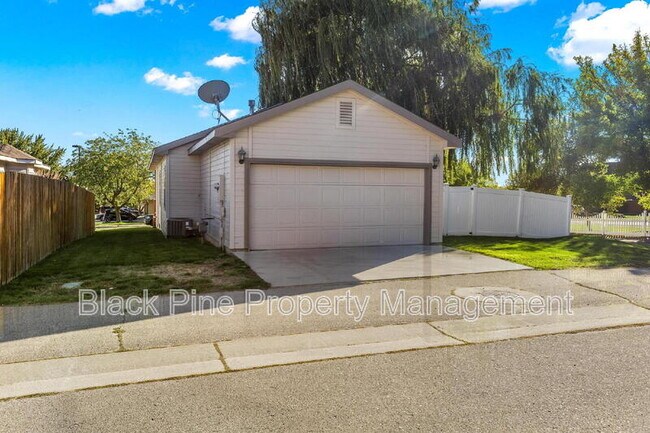 Building Photo - 8958 W Stirrup St