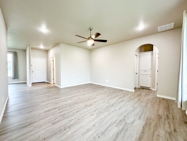 Building Photo - Newer Built 3/2/2 in Frenship ISD!