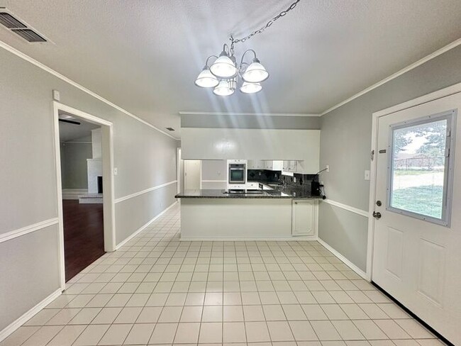 Building Photo - Beautiful 4 Bedroom 2 Bathroom home in Tyler!
