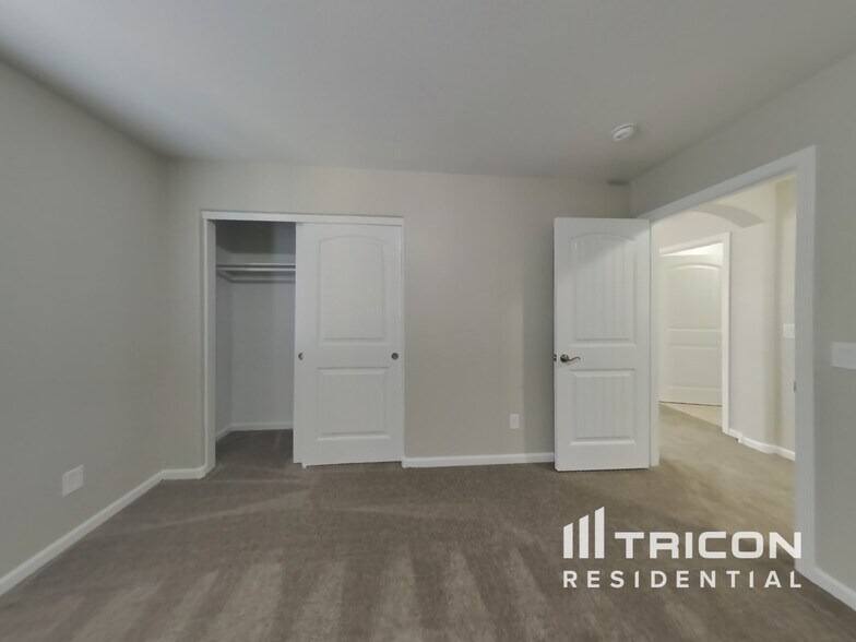 Building Photo - 1420 S Ponderosa Dr
