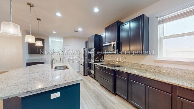 Building Photo - 2704 Daylily Ln