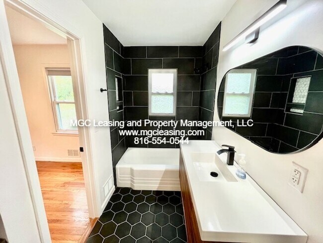 Building Photo - Unique Ranch Style Home Minutes From Downtown Lee's Summit