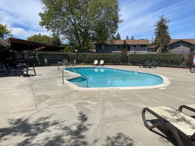 Building Photo - Spacious 2 Bedroom, 1 Bath Apartment w/ 1 Car Covered parking and onsite laundry