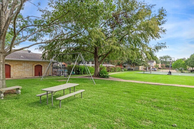 Building Photo - 1617 W Sam Houston Pkwy S