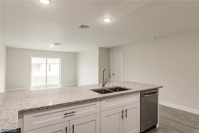 Building Photo - 4724 22nd St SW