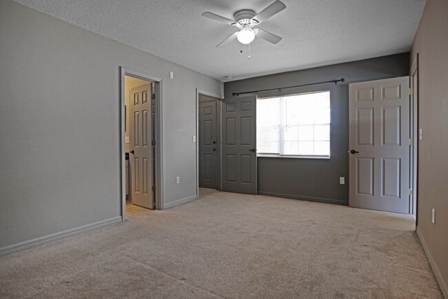 Building Photo - 2326 Fan Palm Dr