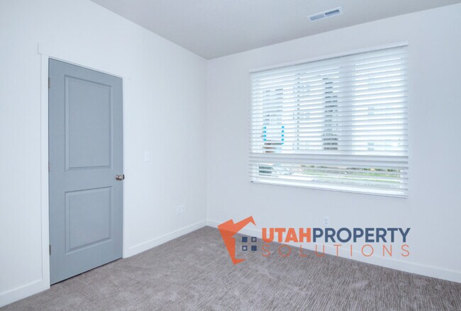 Building Photo - 1054 W 430 S