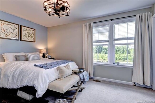 Building Photo - 3 Level Town home with 3 bedrooms and a bonus