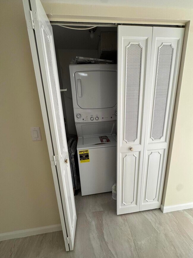 Building Photo - 5200 N Flagler Dr