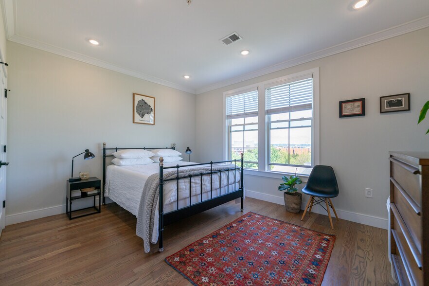 Building Photo - 464 Sumner St