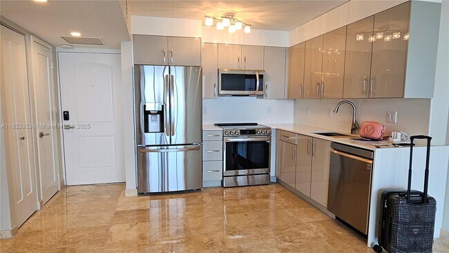 Building Photo - 100 Bayview Dr