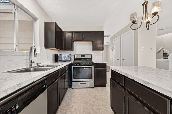 Building Photo - 18174 Woodsdale Ct