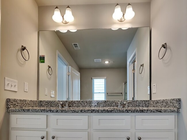 Building Photo - One Month FREE Move-in Special!