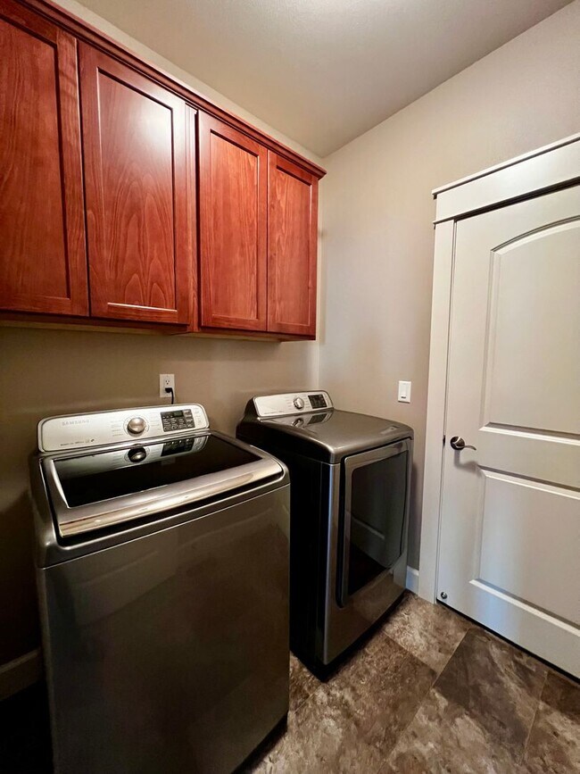 Building Photo - 8819 Kail Dr