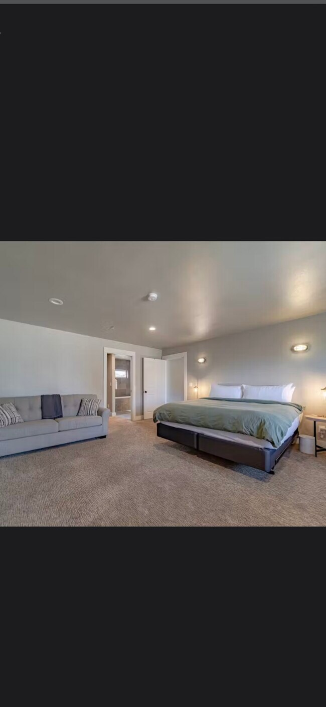 Generous primary bathroom - 4156 Williams St