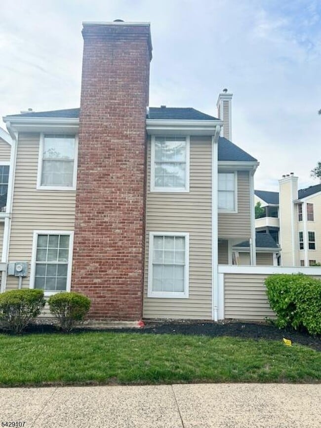 Building Photo - 150 Country Club Dr