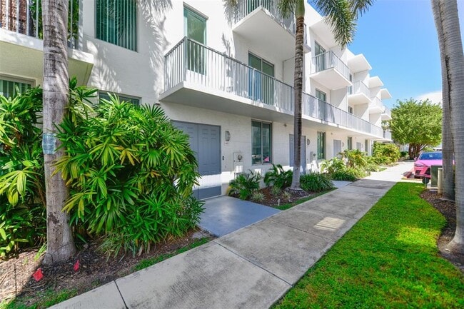 Building Photo - Van Buren Street, Hollywood, FL 33020 - 3 BR 3.5 BA condo