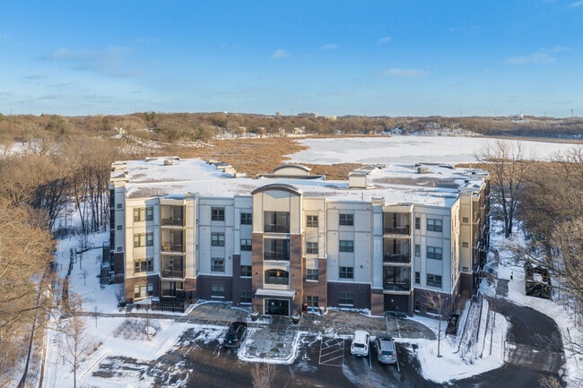Building Photo - Zvago Glen Lake