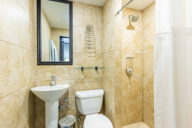 Building Photo - Studio Plus & Ensuite Bath - Midtown Manha...