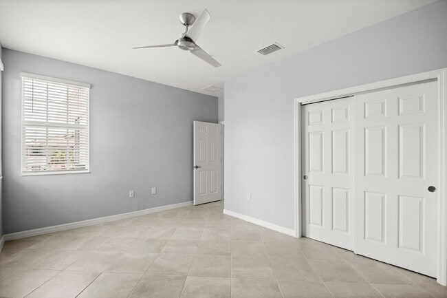 Building Photo - Stunning property, newer construction 3 sp...