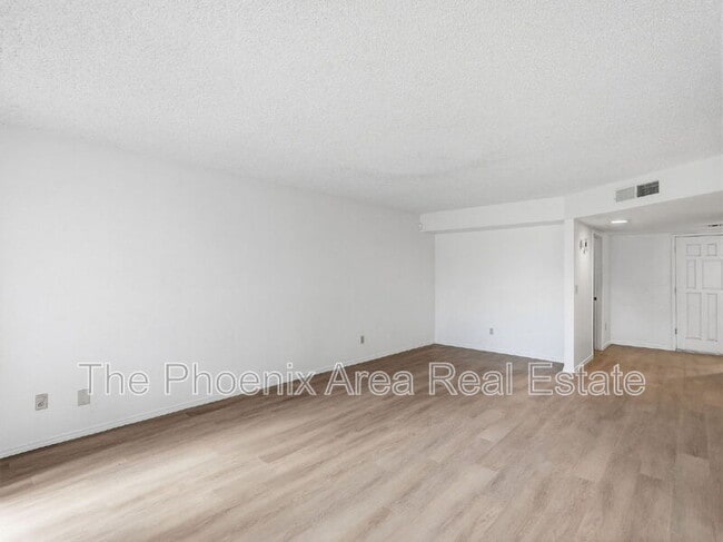 Building Photo - 2232 W Lindner Ave