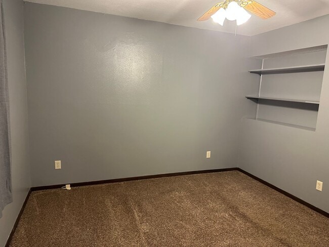 Building Photo - Spacious 3 BR/2 BA in nice north-side culdesac!