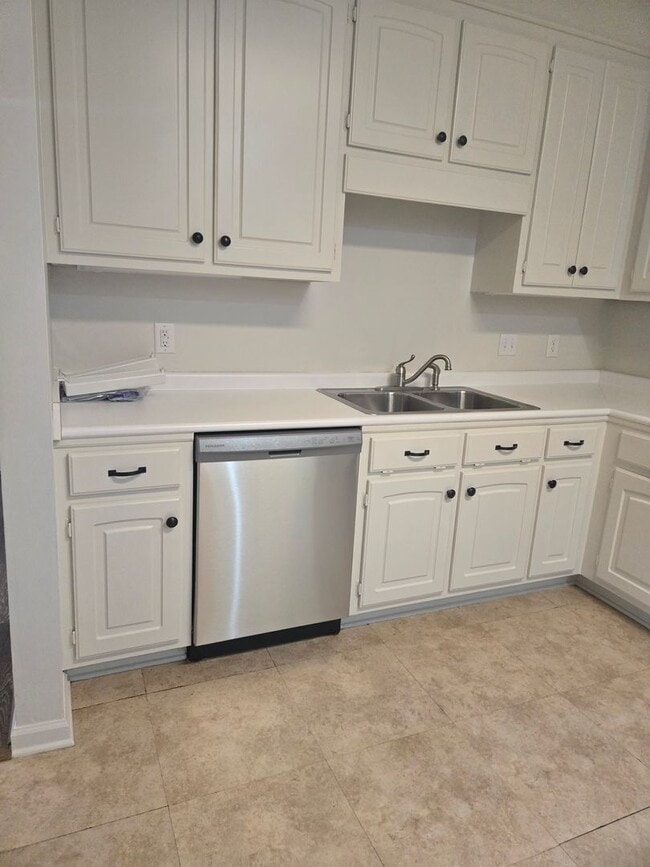 Building Photo - Charming Home in Fox Ridge Subdivision – V...