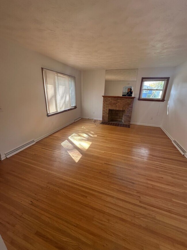 Building Photo - 2 Bed 1.5 Bath Home For Rent - FIRST MONTH FREE With 13 Month Lease