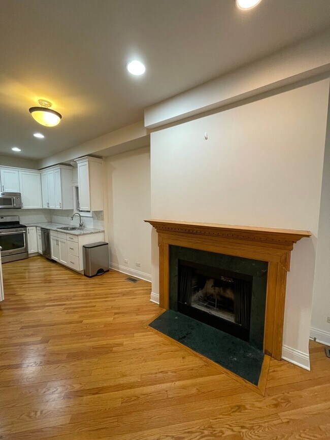 Building Photo - Very Spacious 5 BR/3 BA Duplex in Lincoln ...