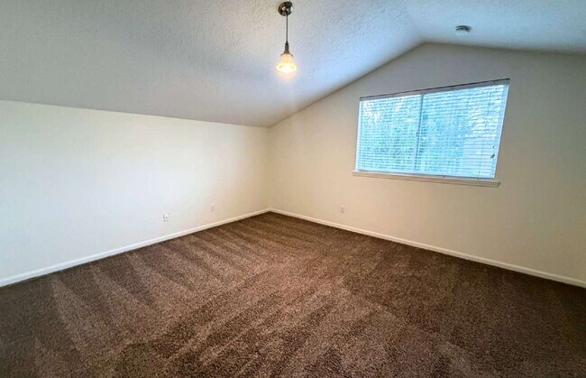 Building Photo - Spacious 4 Bedroom Home in Waterford Estat...