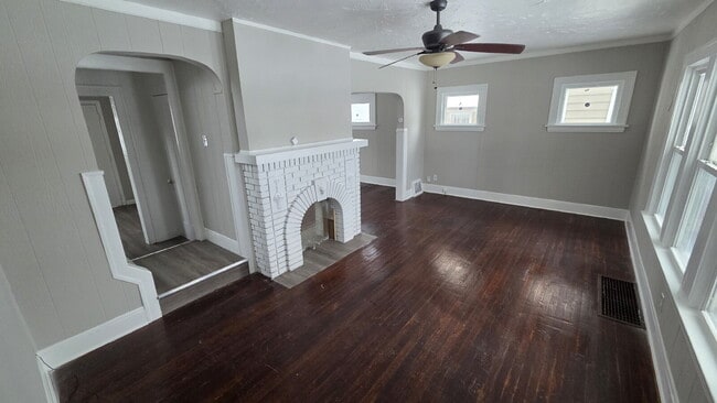 Building Photo - 4 Bedroom 2 Bath - Split Level Single Family Home!