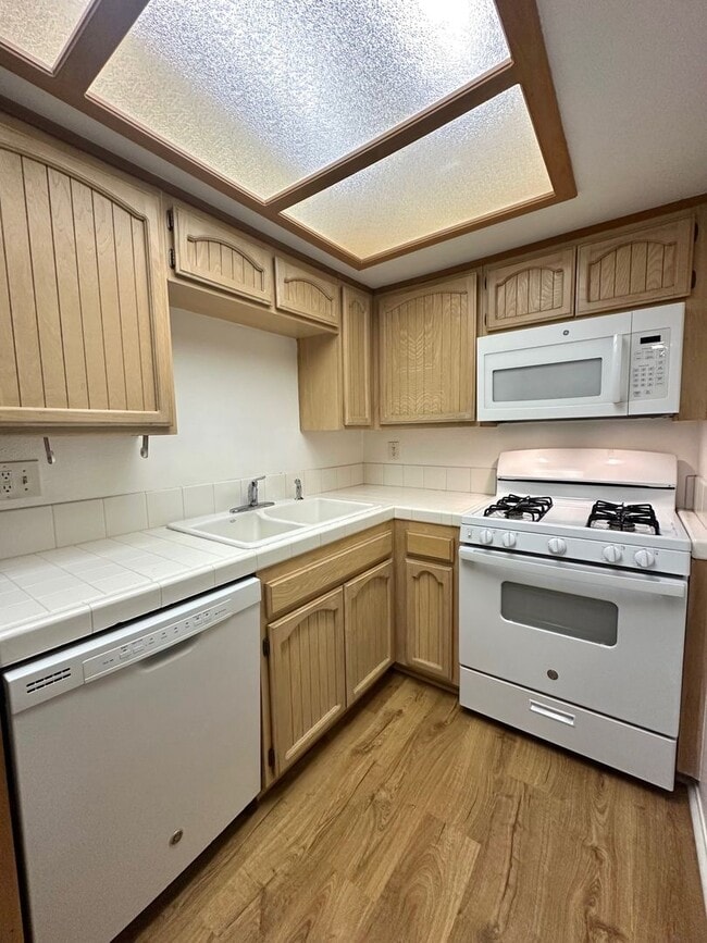Building Photo - Rarely available 1 bedroom, 1 bathroom Con...
