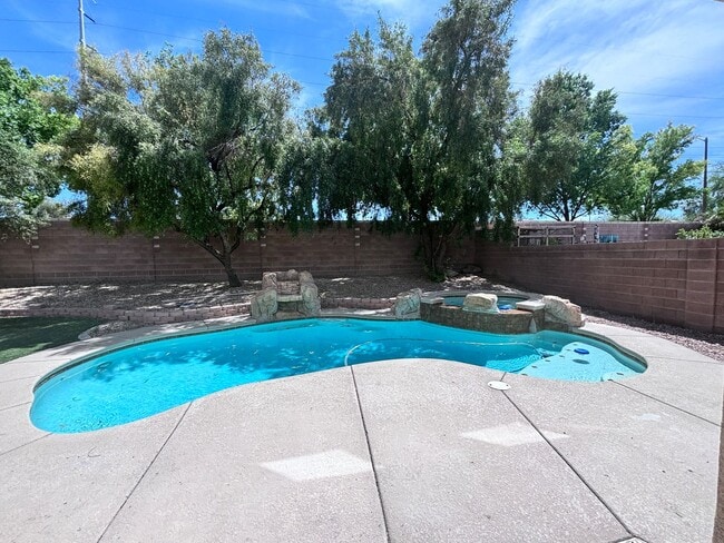 Building Photo - 5 bedroom + Loft with pool in Aliante Master