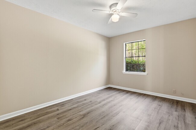 Building Photo - Ash St Ex