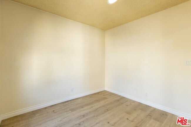 Building Photo - 1033 6th St
